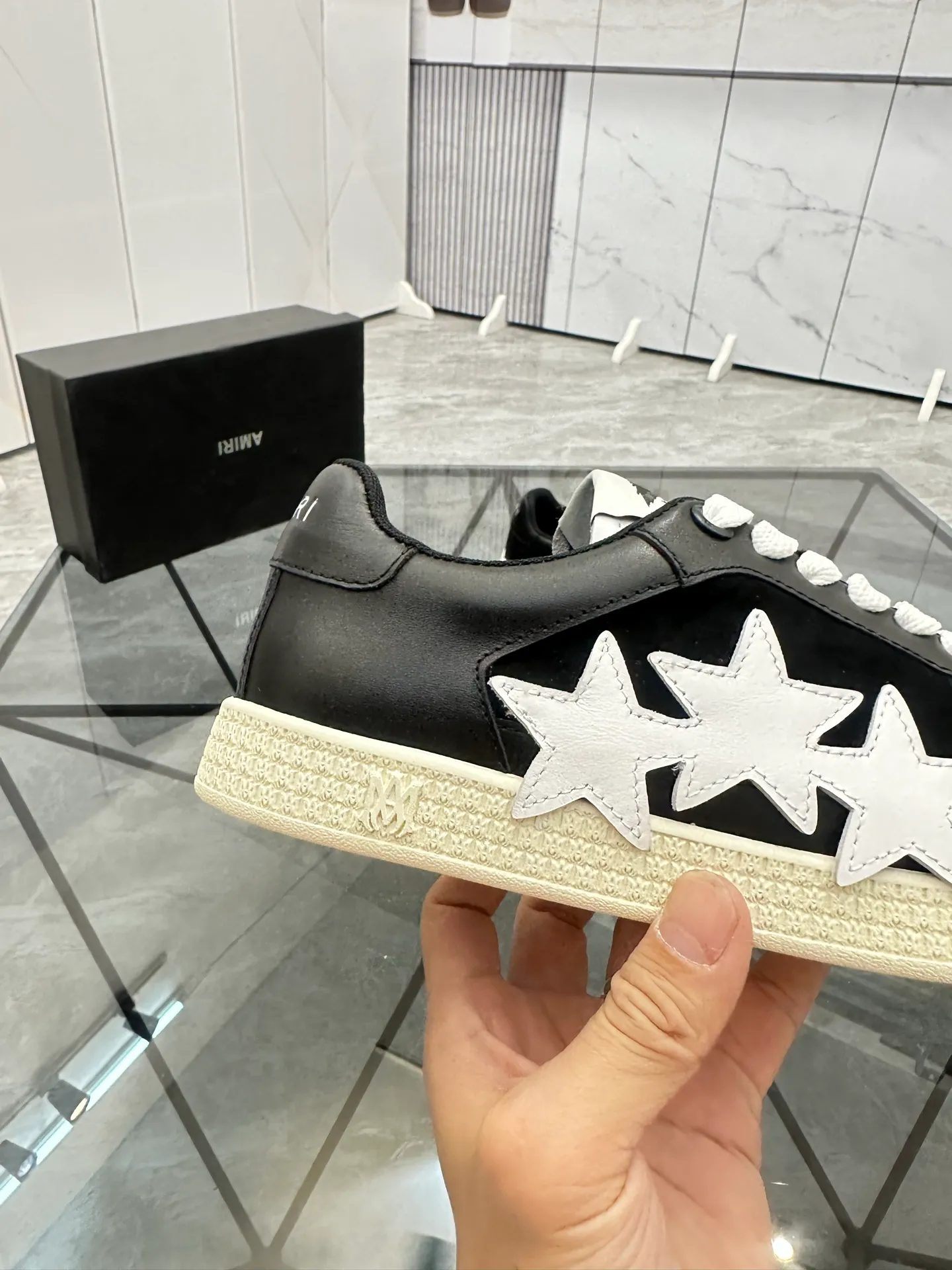 Men's shoes: 💰P420¥ Product trademark: AMIRI* "Amir*" low-top casual shoes Regular size: 38-45 (can be customized to 46) Product material: imported cowhide upper, breathable lining, original outsole. Number: 001